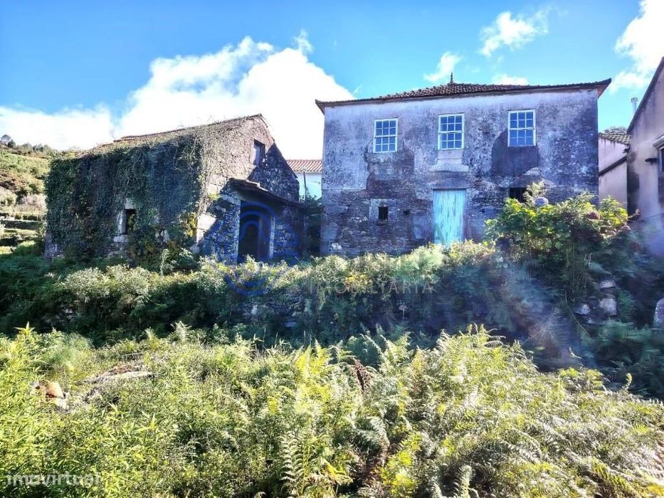 Moradia V3 com terreno e celeiro em Caminha