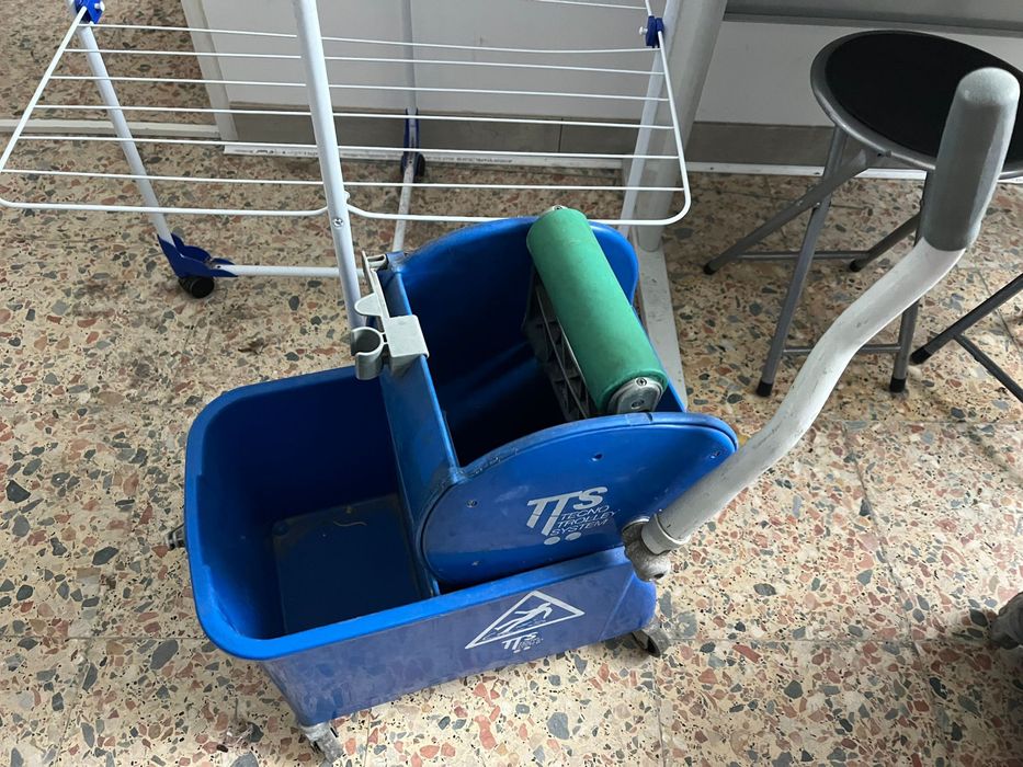 Dois Carrinhos de Limpeza Indústrial