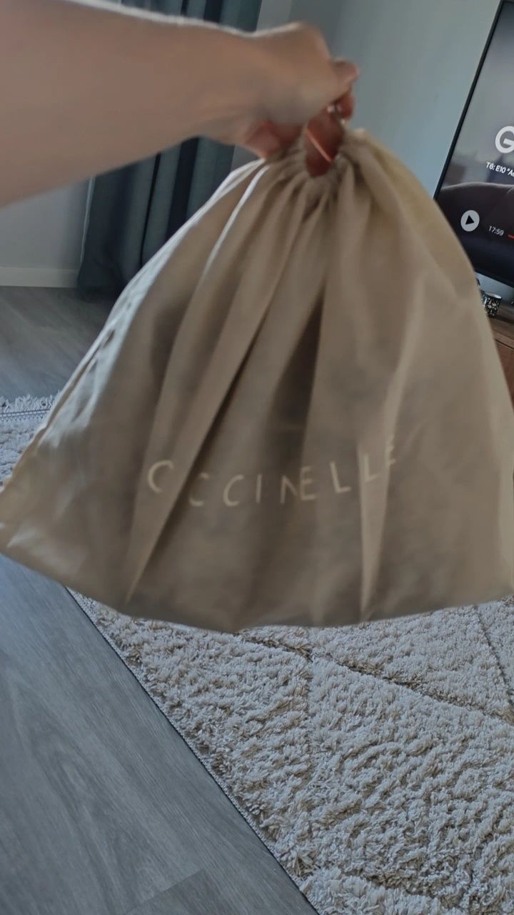 Mochila Coccinelle - couro preto