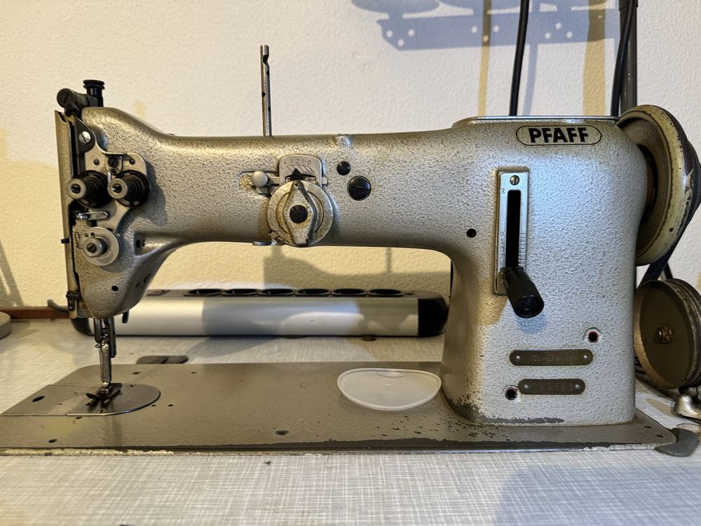 Máquina de Costura Industrial PFAFF – Completa com motor e móvel