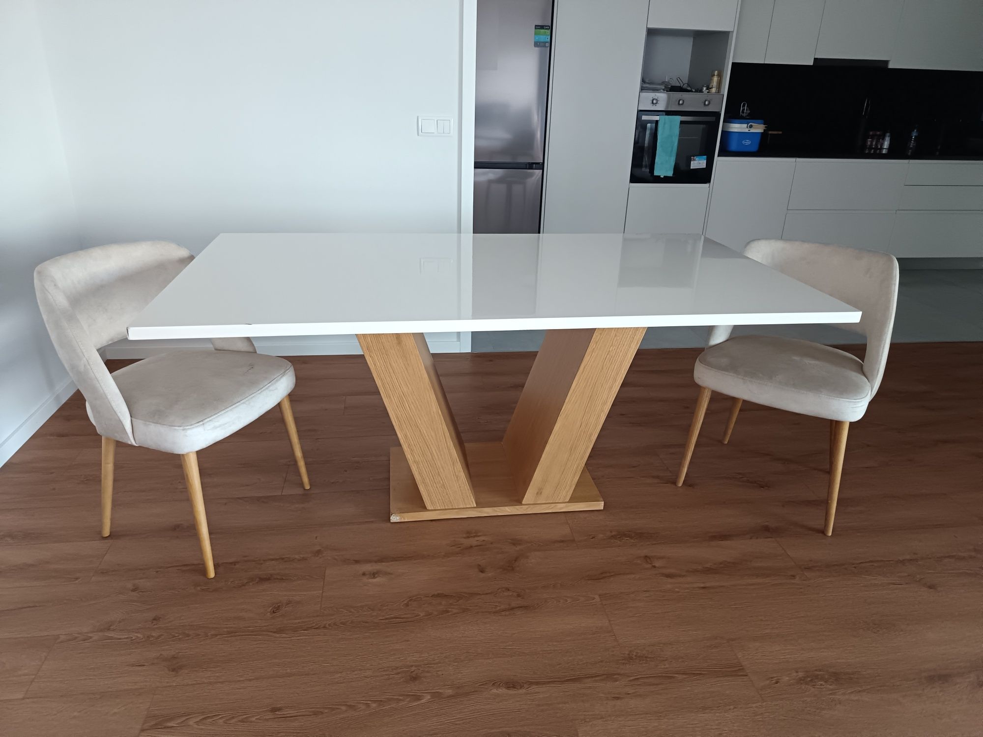Mesa com 6 cadeiras em bom estado