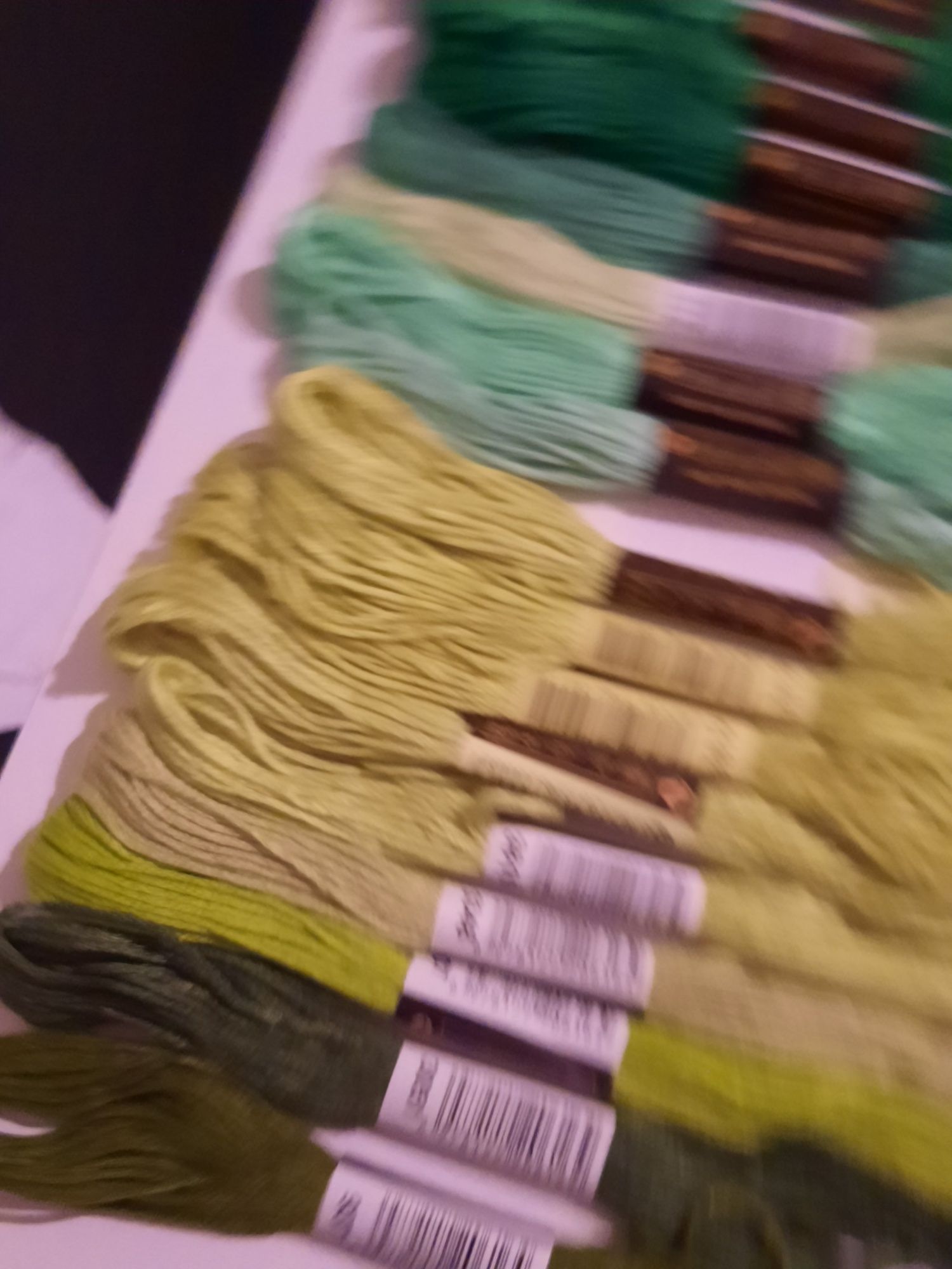 20 meadas de fio para bordados, ponto cruz e costura. 
Várias cores di