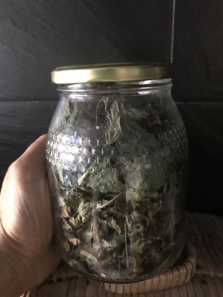 Chas e aromáticas, cidreira, menta, louro (secas ou desidratadas)