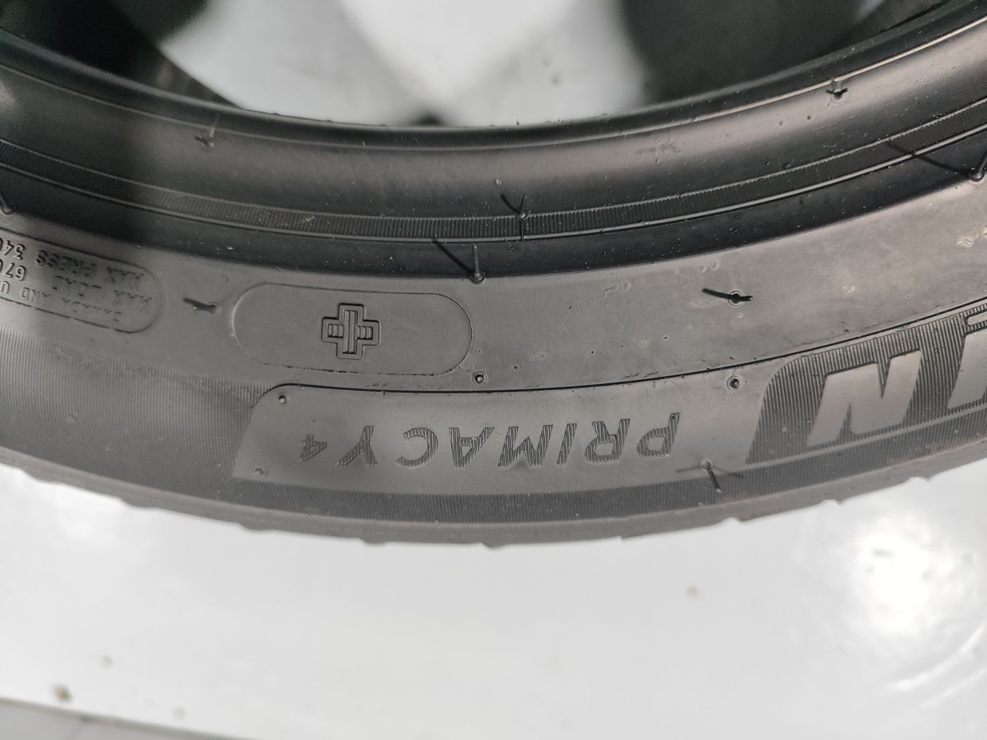 2 pneus semi novos 225-45R17 Michelin - Oferta dos Portes