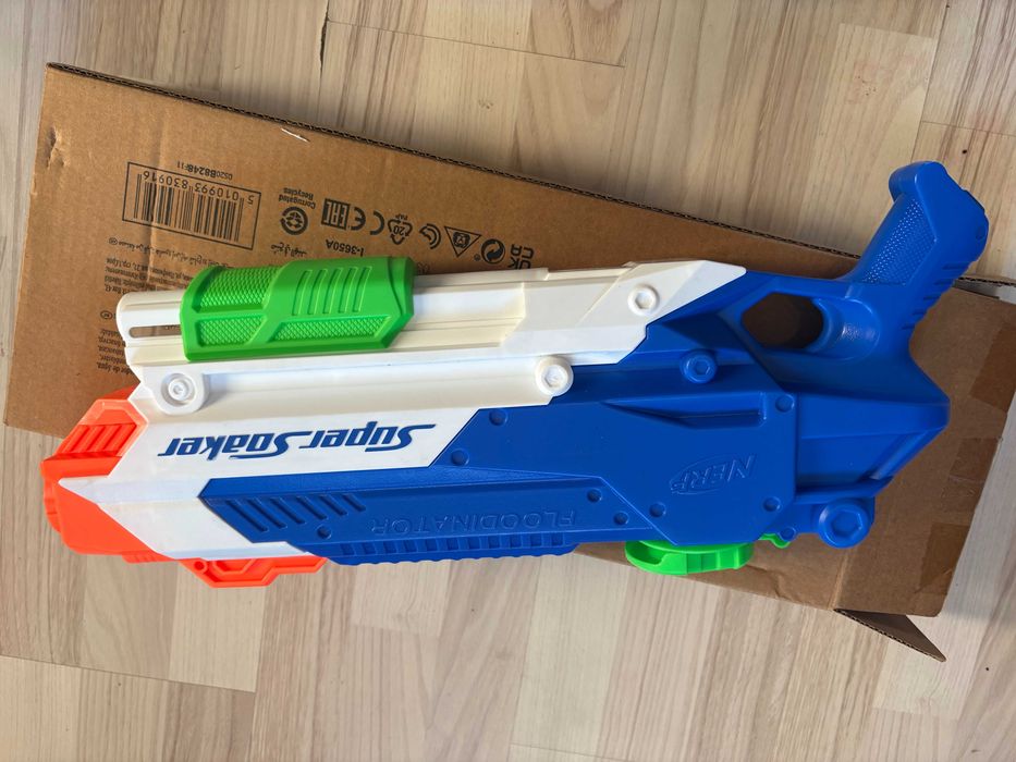 Duży pistolet/wyrzutnia na wodę NERF