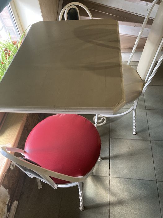 Ремонт и реставрация мебели .