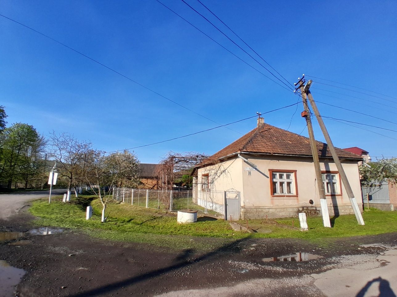 Продається будинок з прилеглою тереторією