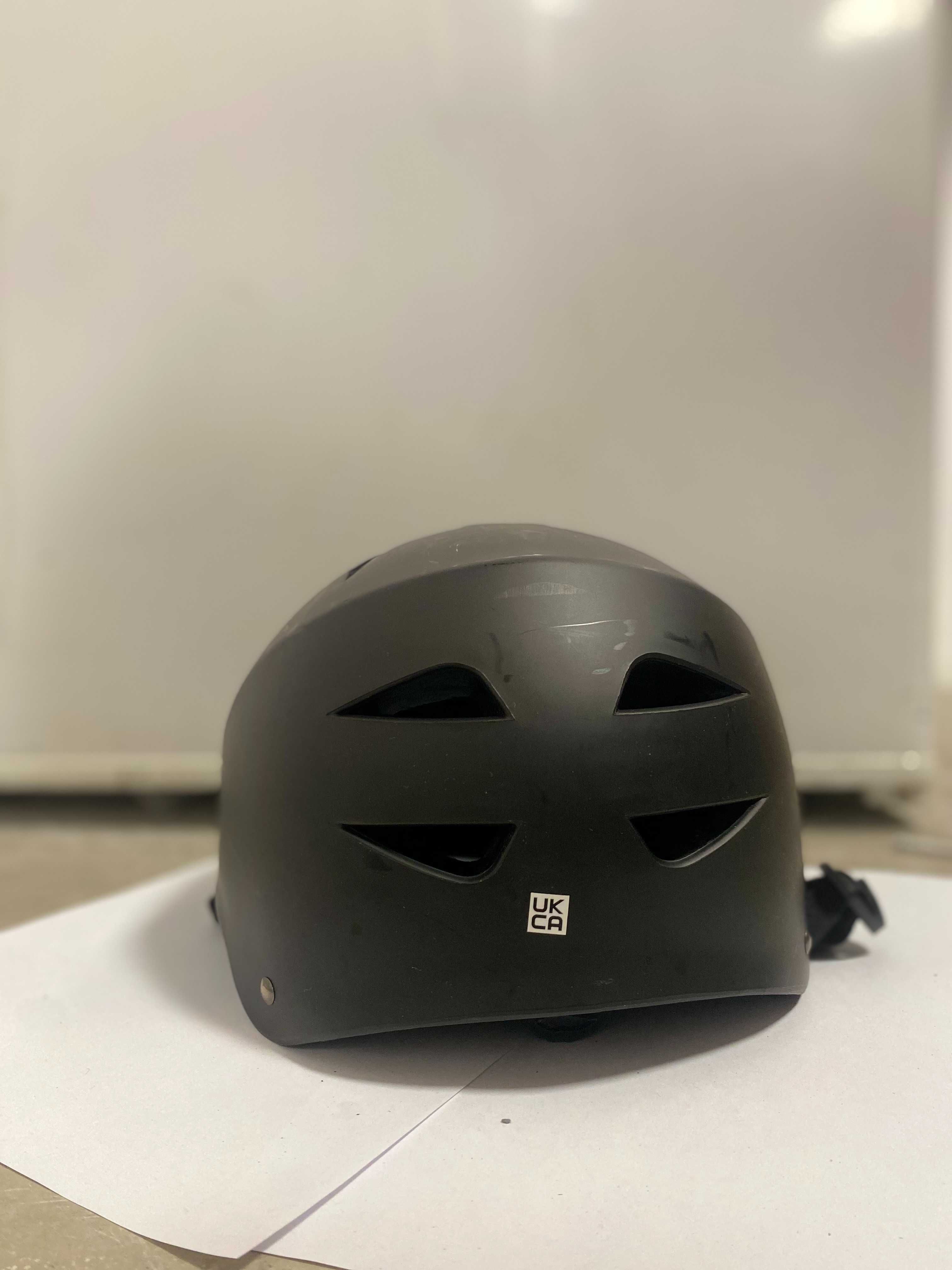 Kask rowerowy typu urban/skate – czarny mat