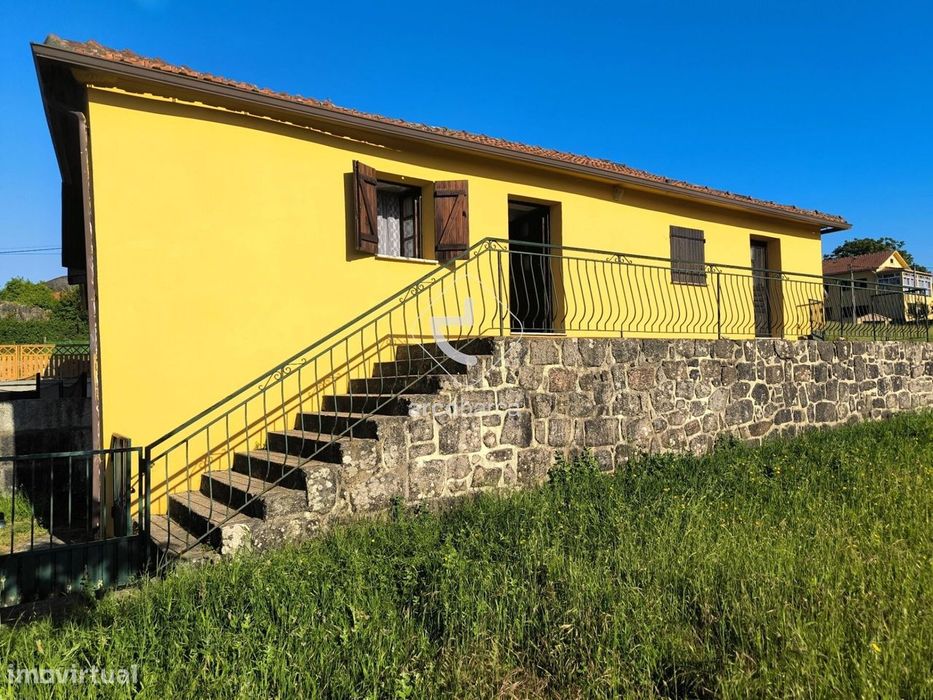 Moradia em pedra de tipologia t3, total de cerca de 1000m2 de terreno