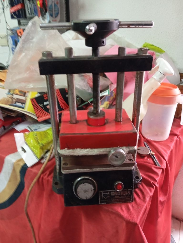 Máquina de estampar ou prensa