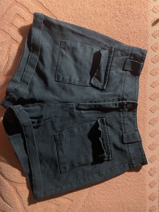 Чорні джинсові шорти