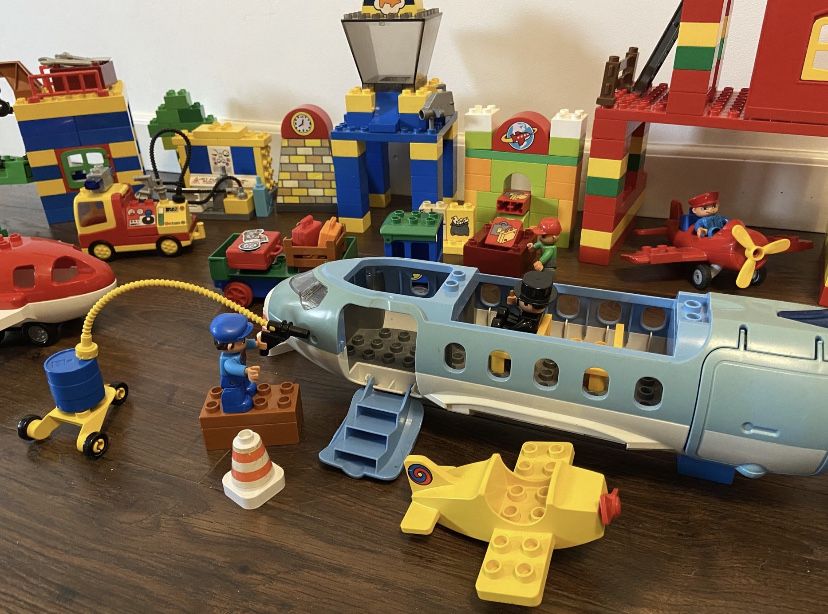 Zestaw Lego Duplo Lotnisko, 4 samoloty, pojazdy, ok. 265 elementow