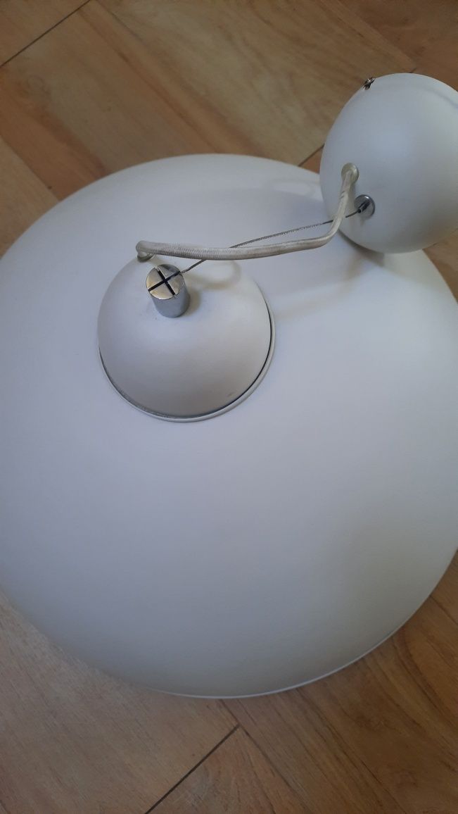 Dwie biale lampy