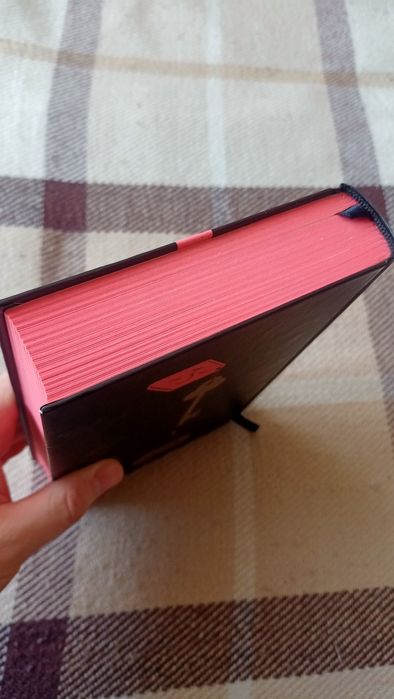 Люсі Фолі - Паризькі апартаменти (стан чудовий)