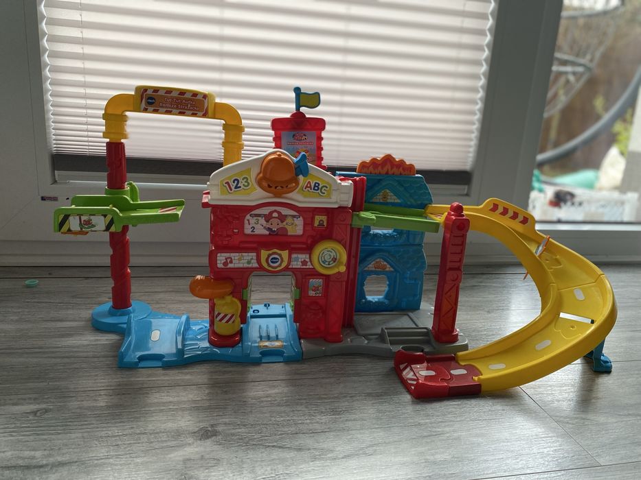 Remiza strazacka VTECH + 4 autka Tut Tut + dodatkowy tor