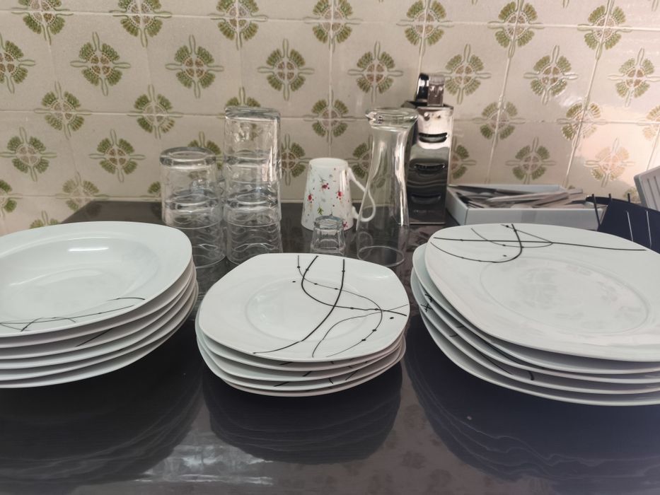 Conjunto pratos, talheres e copos