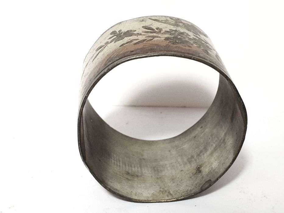 Invulgar linda antiga argola de guardanapo em metal esmaltado