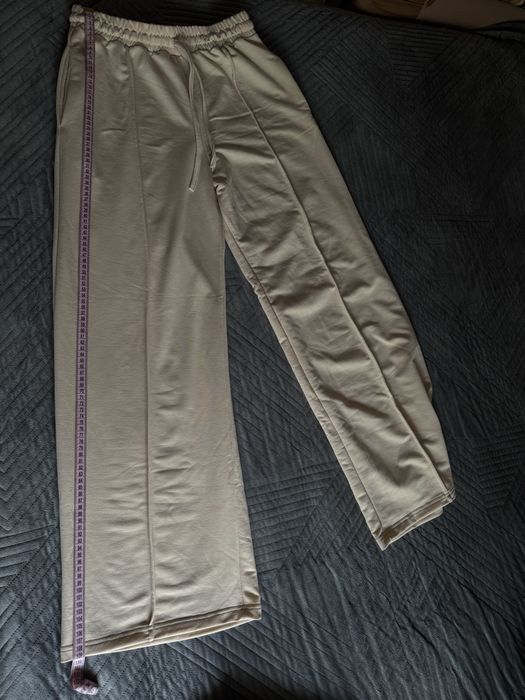 Бежевий жіночій костюм