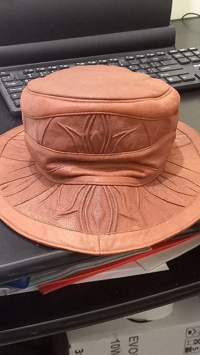 Женская шляпка из кожи