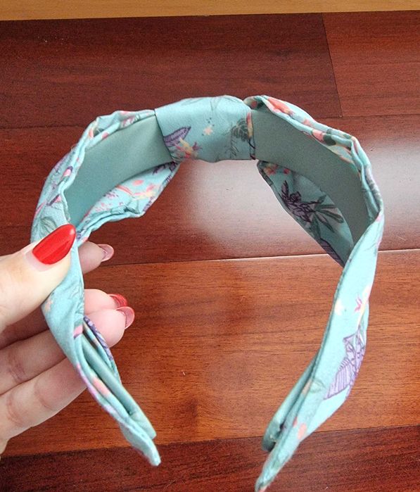 Fita de cabelo azul clara com padrão florido