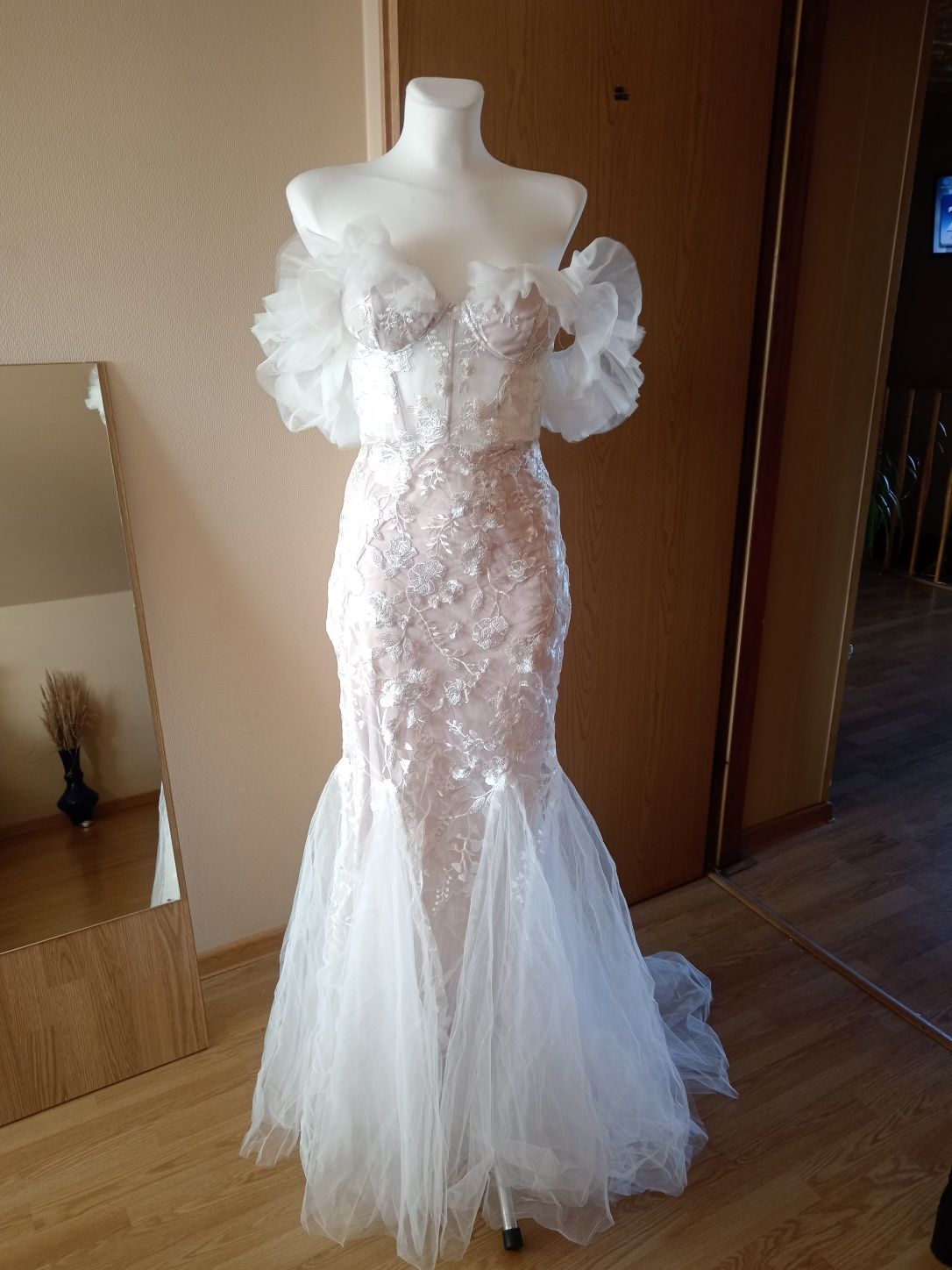 Suknia ślubna z koronką długa i elegancka