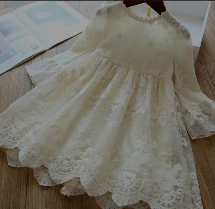 Святкова молочно-біла сукня з мереживом плаття на дівчинку 110см