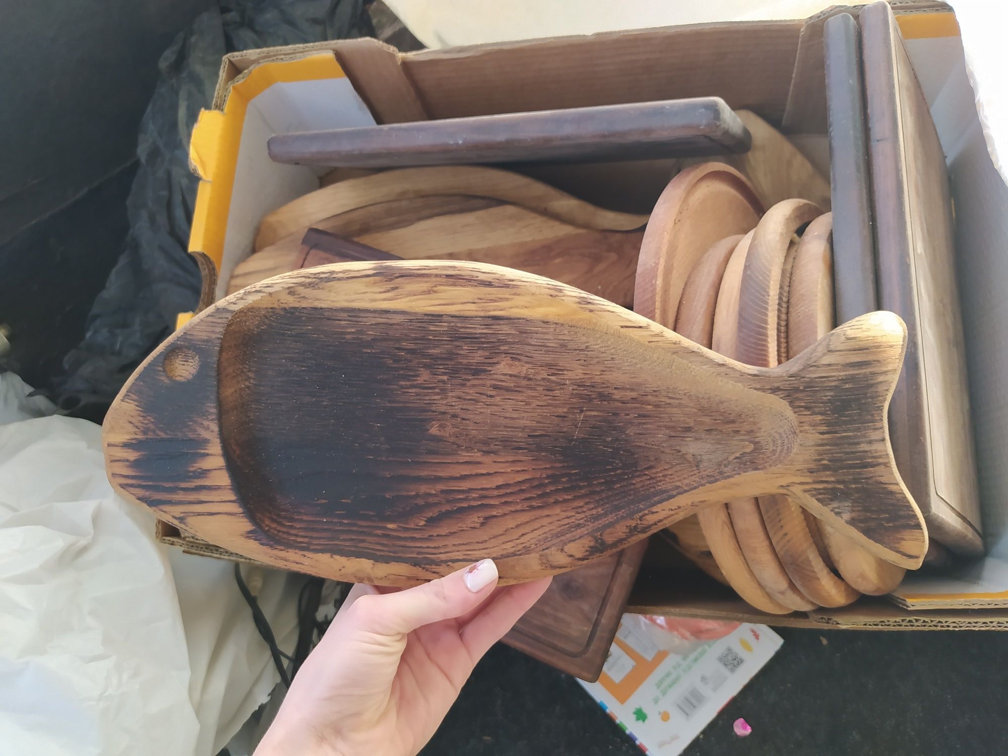 Стакани, бокали, рюмки, тарілки, дощечки,