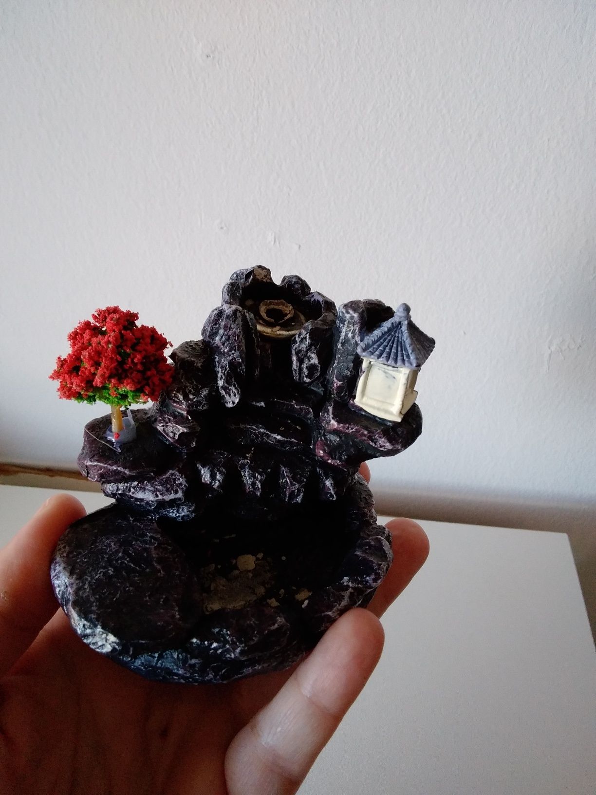 Figura fonte com árvore e casinha, para queimar cones incenso