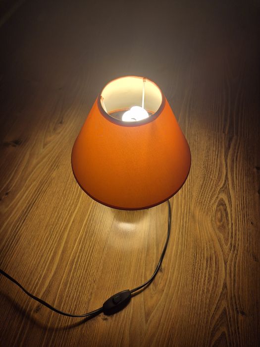 Lampka nocna ceramiczna z kloszem.