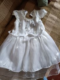 Elegancka biała sukieneczka