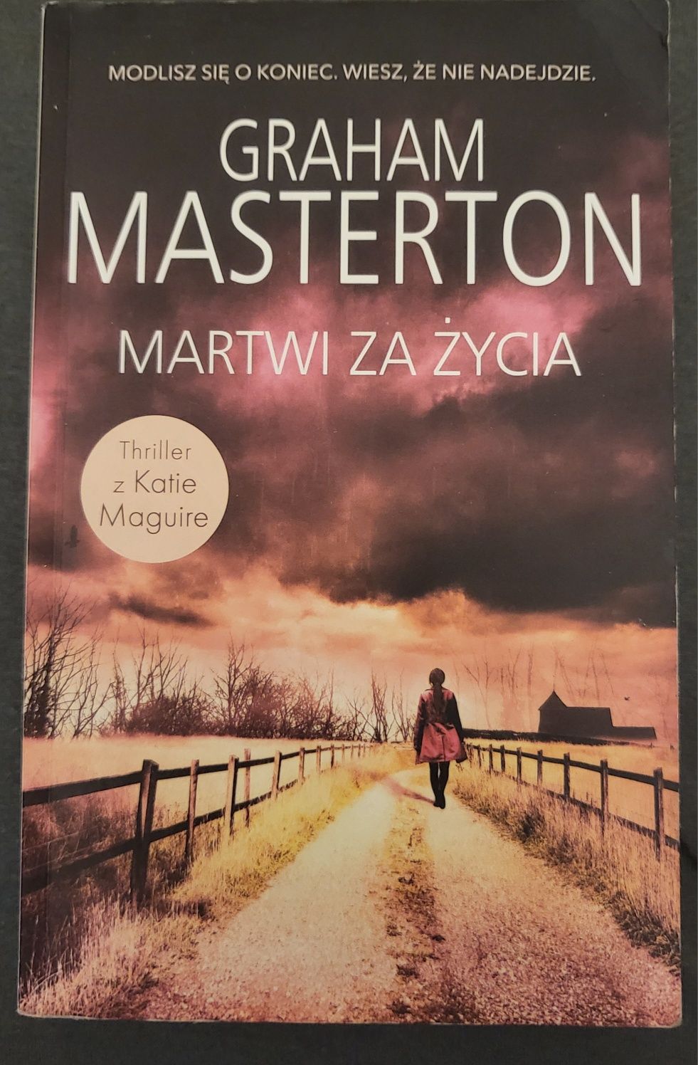 Masterton, Martwi za życia. Super cena