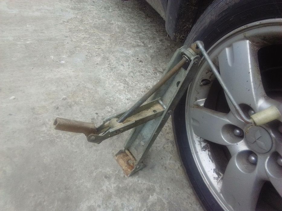 Іж-комбі,фари,комбінація приладів,домкрат,2 диски, ключ колісний.