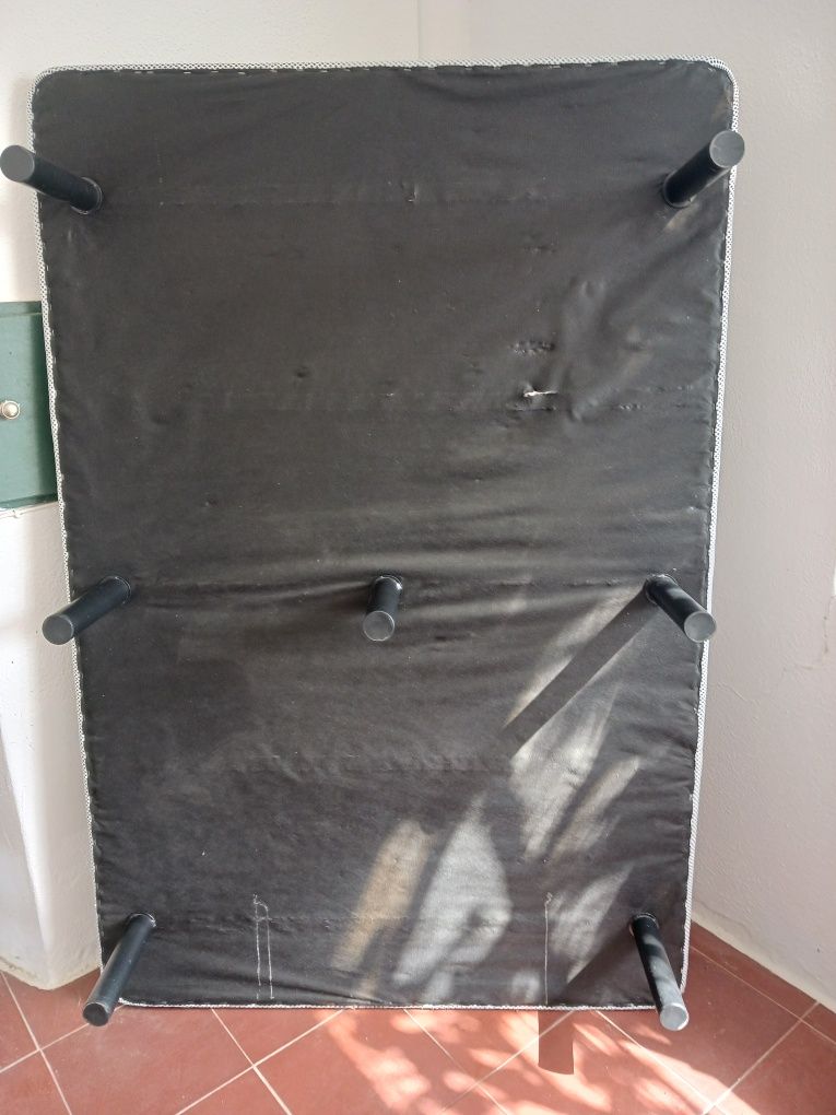 Cama-Estrado 120x180 estável 7 pés bom estado