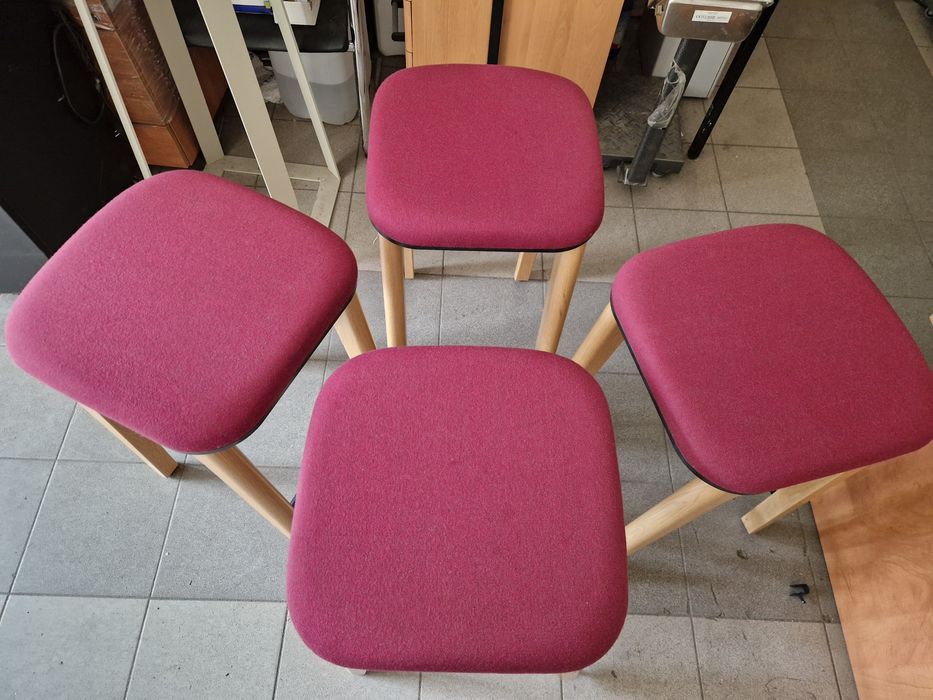 Taboret/hoker materiałowy bordowy drewniany z podpórką pod nogi