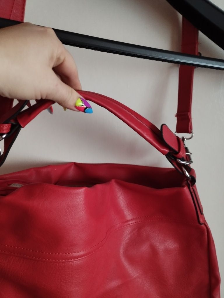 Czerwona torebka półokrągła elegancka