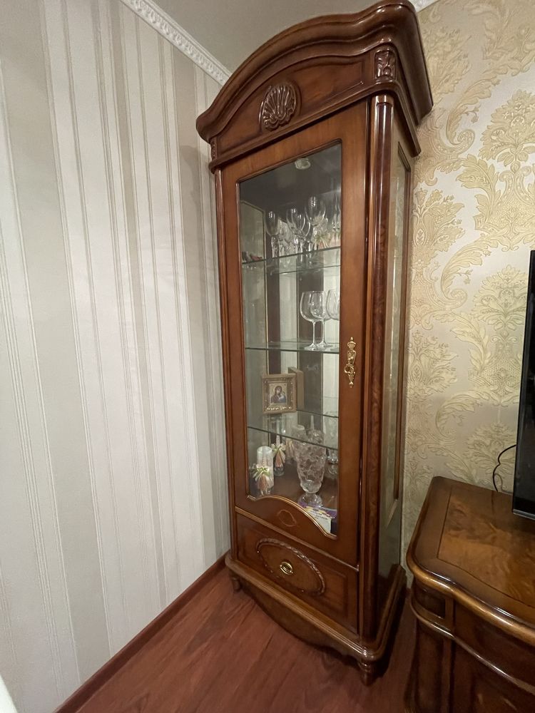 Продам 2 витрины с подсветкой и тумбу ТВ из дерева. Румыния
