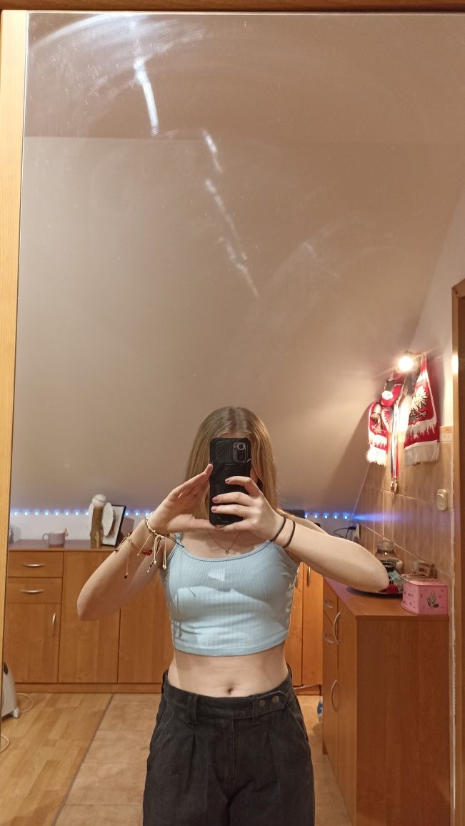 niebieska bluzka na ramiączkach