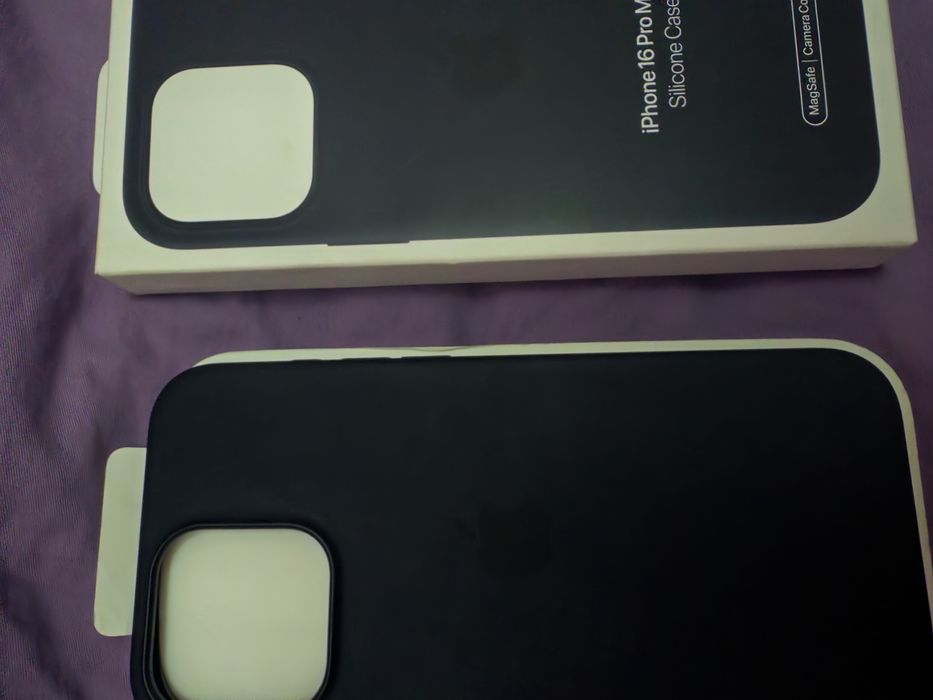 Продам оригинальный чехол на айфон 16 про макс