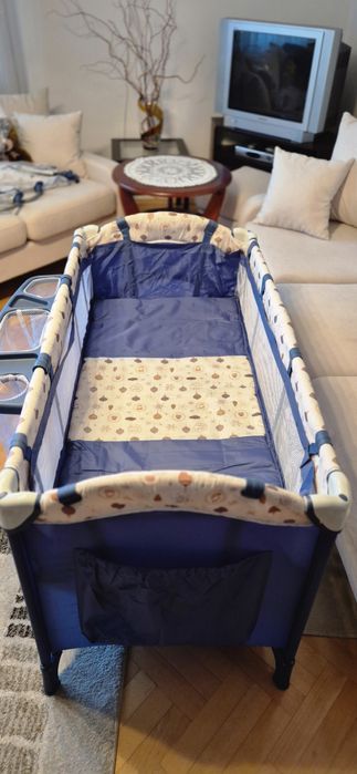 Łóżeczko turystyczne z moskitierą + materac + przewijak