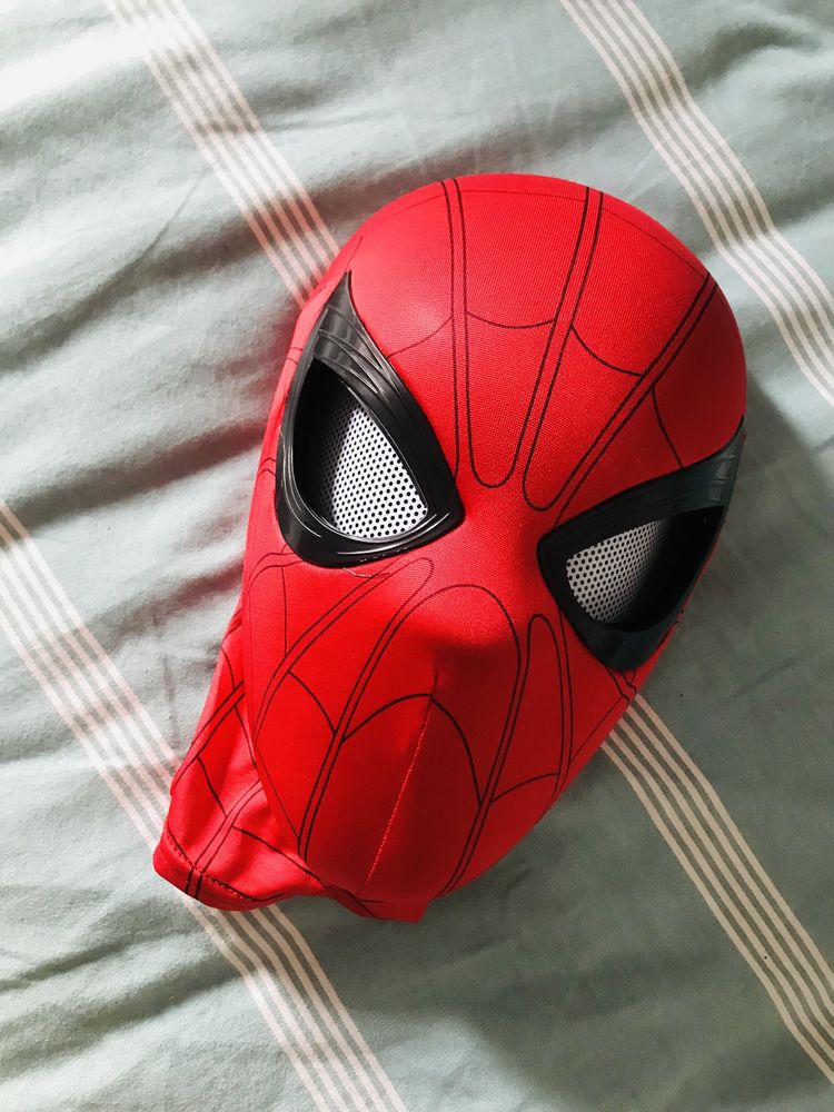 Czerwona maska ruszająca oczami Spiderman