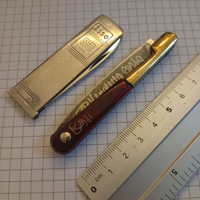 Dois canivetes, usados