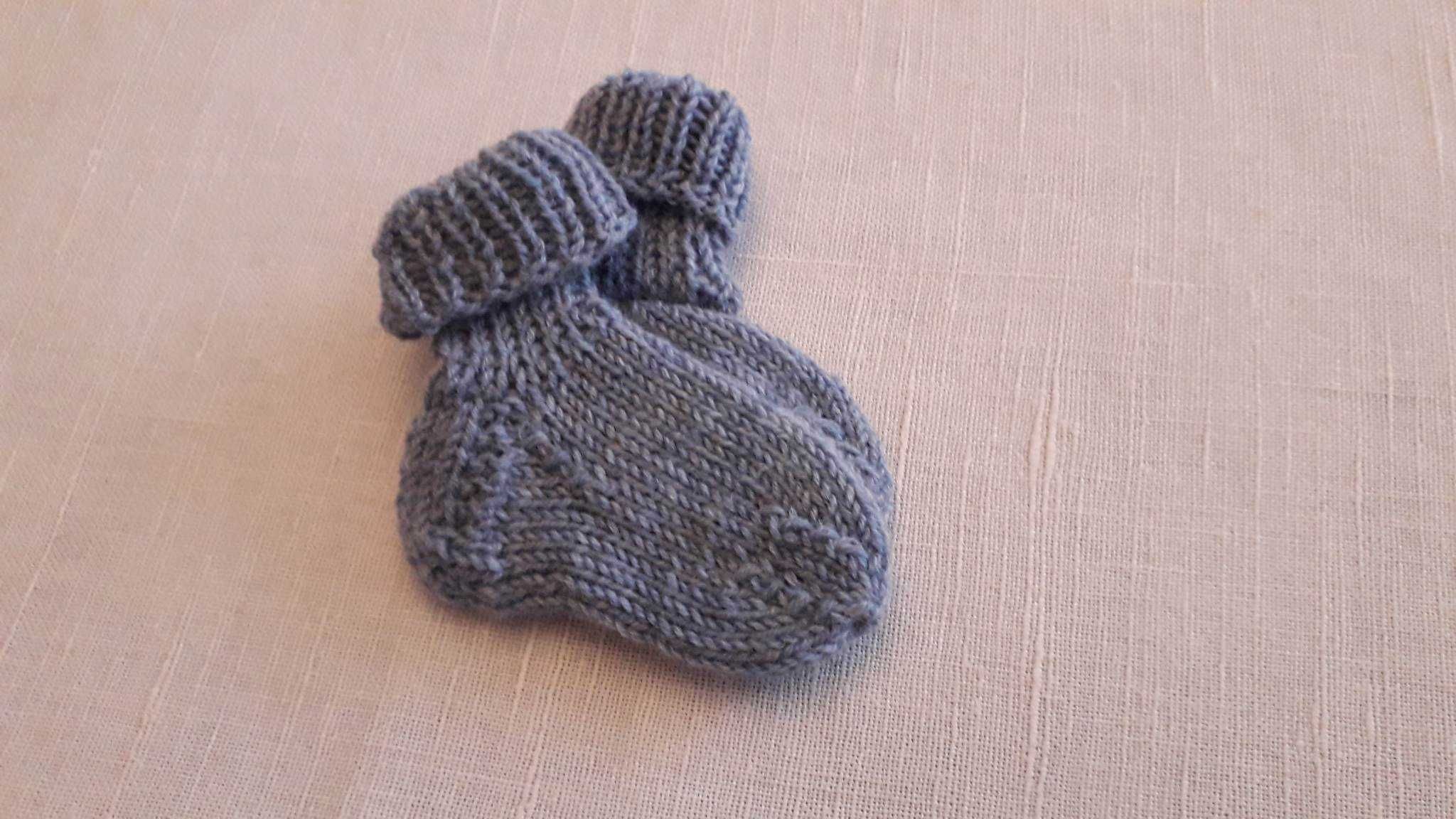 Skarpetki dla niemowlaka robione na drutach