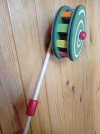 Дерев'яна іграшка каталка-колесо з тріскачкою