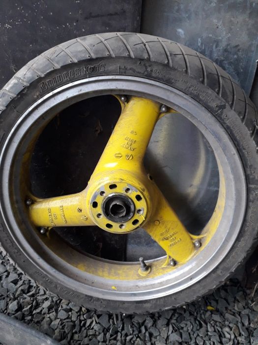 Колесо до спортивного мотоцмкла