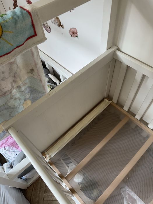 Łóżeczko  niemowlece Sundvik z materacem, przewijakiem i pojemnikami