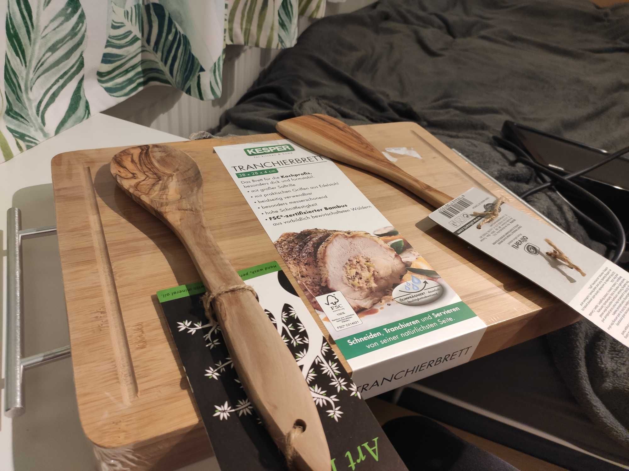 Deska do krojenia i drewniane łyżki