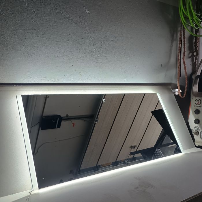 Lustro z oświetleniem LED