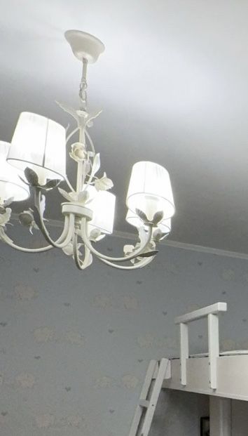 Люстра біла металева