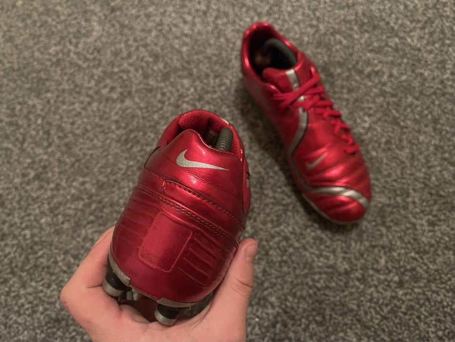 Czerwony buty do piłki nożnej Nike Total 90 Supremacy model 2006
