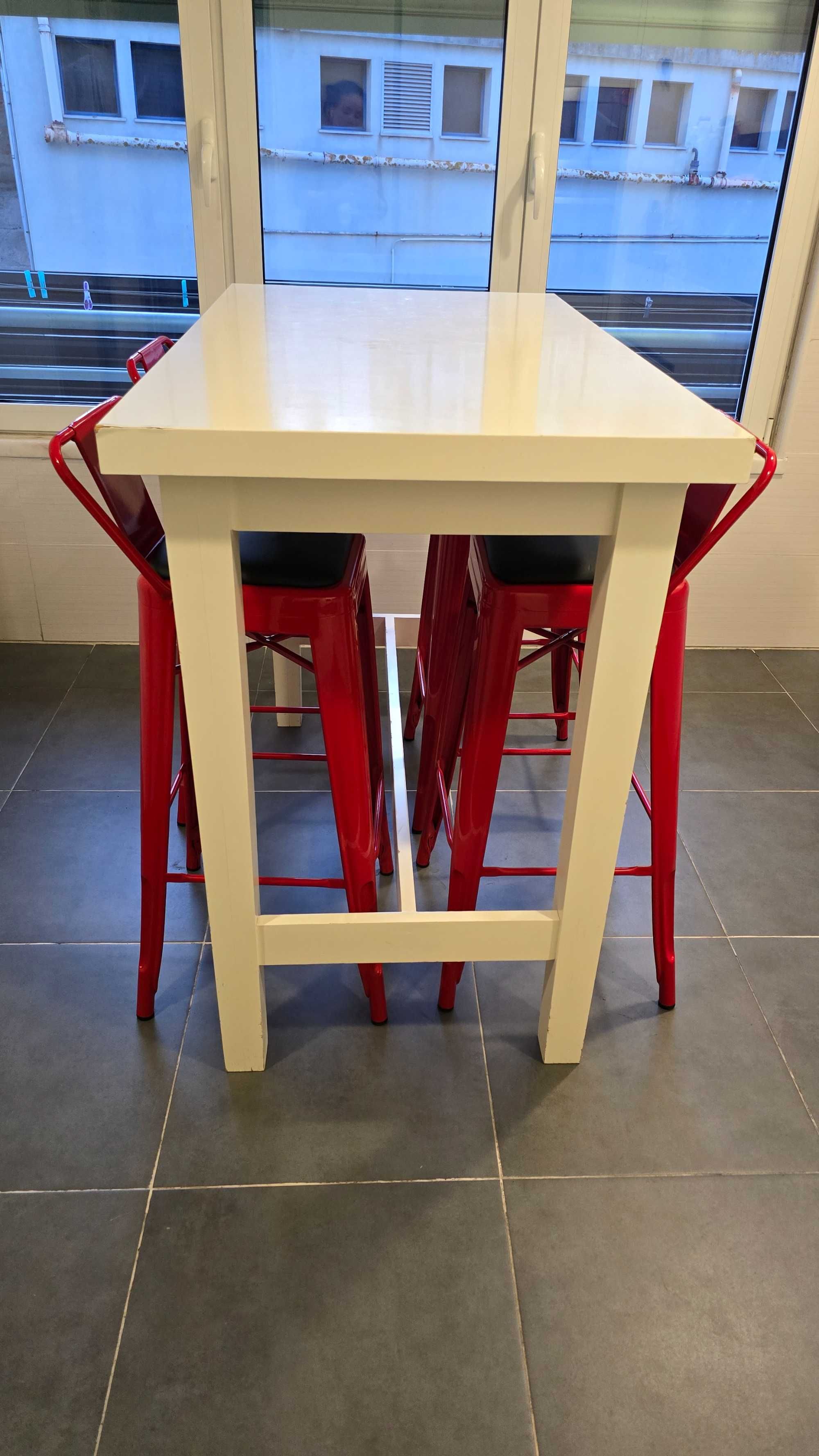 Mesa alta com 4 bancos